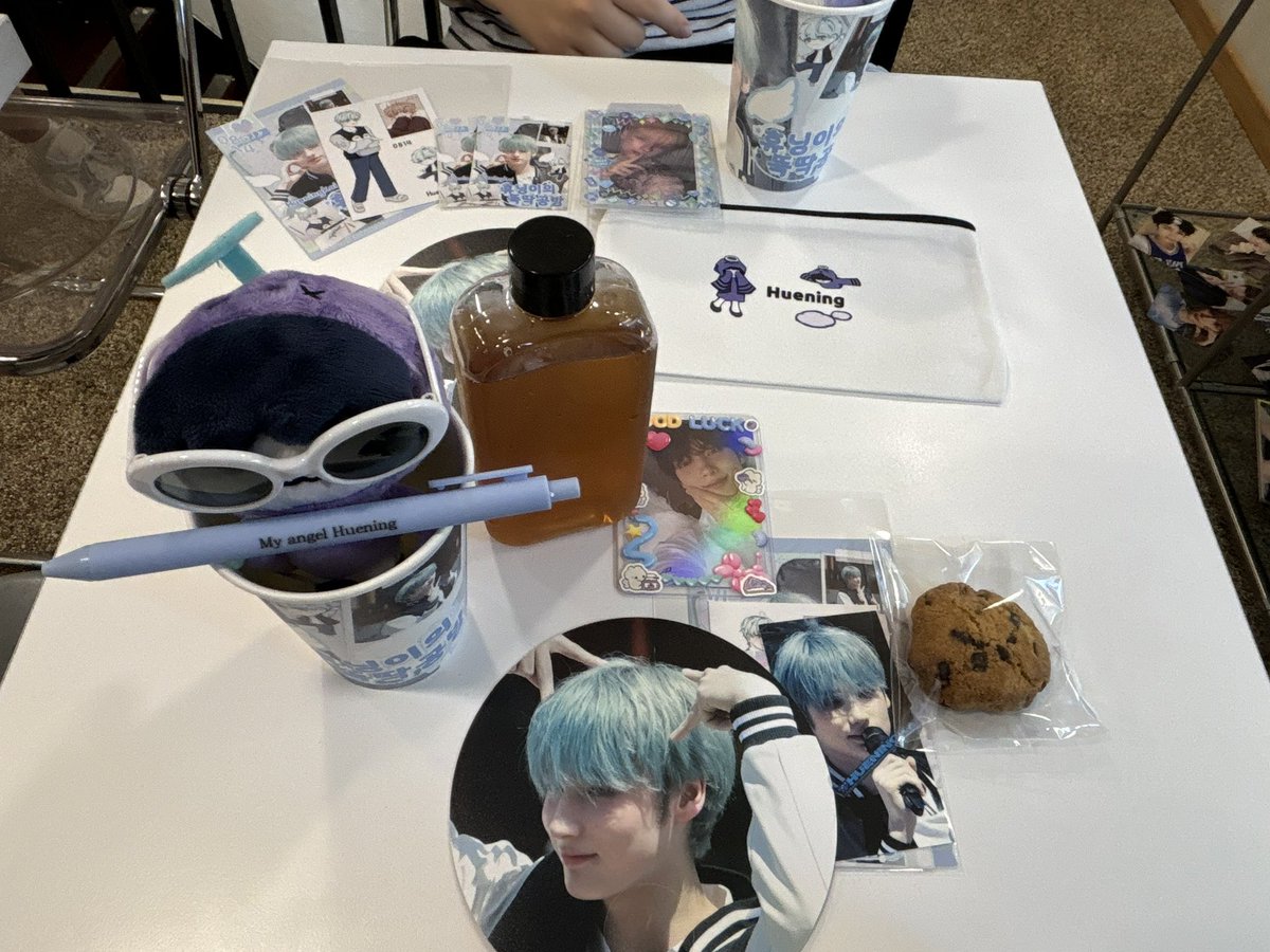 #뚝딱뚝딱_휴닝이의_생파시간
특전 진짜 너무 맘에 들었고 엄청 예쁘게 꾸며져있고 쿠키도 진짜 맛있었어요 이쁜 추억 만들고 갑니다❤️👍🏻