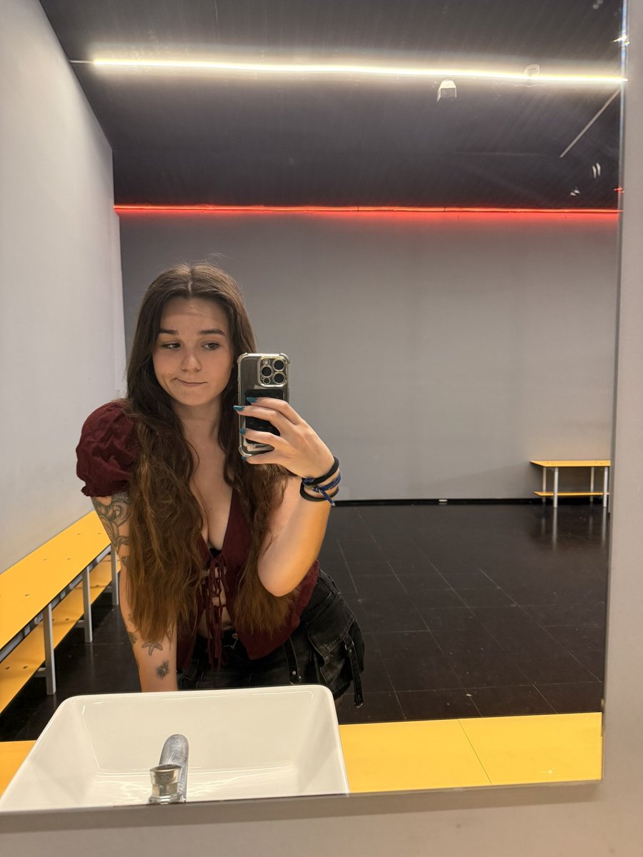 A las primeras 10 personas q me hablen al dm les mando suscripción, solo por hoy👅🥵😘 

#freesub #onlyfans #nstfw