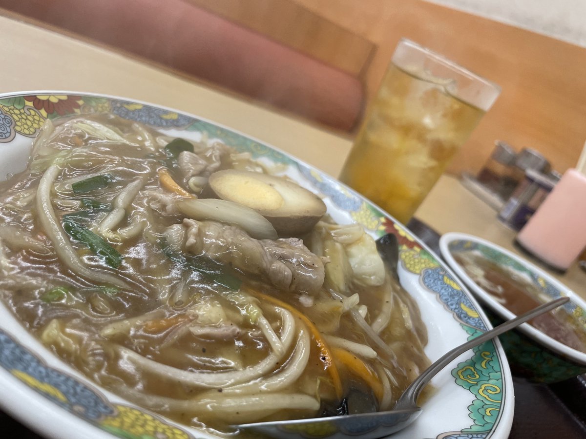 こんばんは！
ハピドリの千原です🏎️

今日は金曜日！
1人で中華丼とお茶ハイで華金してます！🍚🍵

お盆休みもあと少し！
皆さん！もう少しでこの灼熱の社会に解き放たれますね！
僕は先にこちら側で手招きしてますね😅🥵

#中華丼 #お茶ハイ 
#夏のご褒美 #金曜の夜 
#汗だく日和 #夏バテ防止