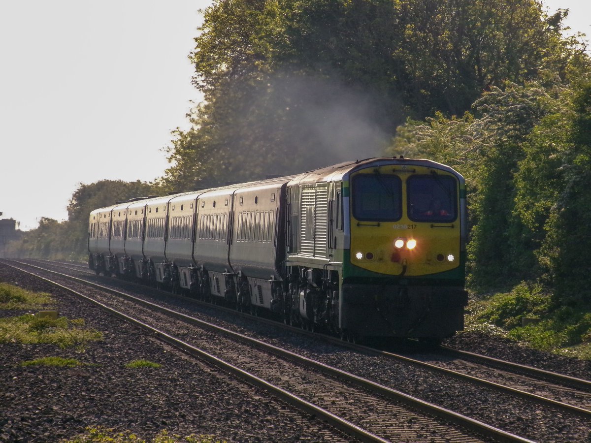 WakefulMadeDis's tweet photo. Iarnród Éireann Irish Rail 201 Class loco no. 217 approaches Kishoge station on the Down Fast line with a Cork service (10/05/25).

#Rivers #IrishRail #Rail #Trains #Dublin #Cork #Kishoge @IrishRail https://t.co/FpAK1YTmZp