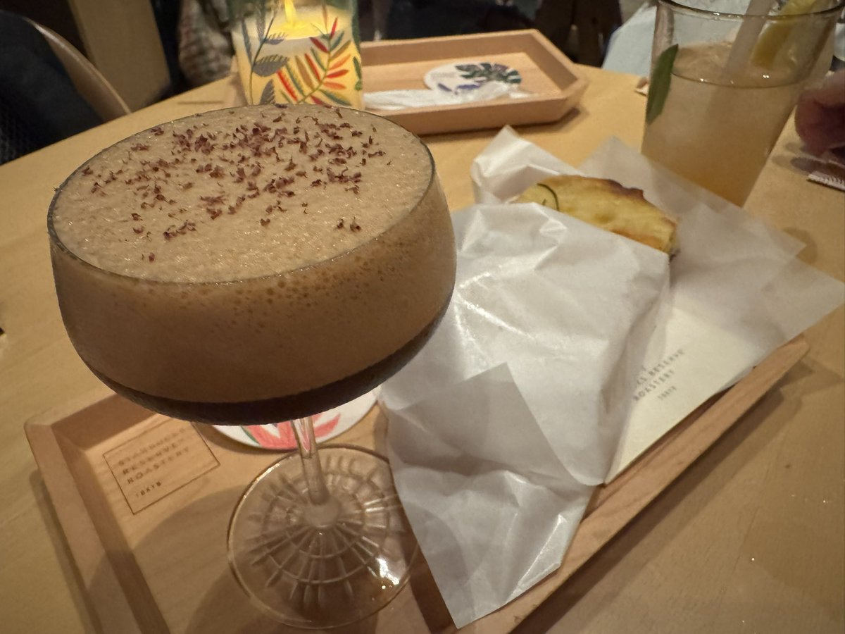 Lbe_Boooon's tweet photo. 久しぶりの！
いつも車だからオリジナルカクテル飲めなかったけど、念願のエスプレッソマティーニ🍸 https://t.co/F04wPBaLVw