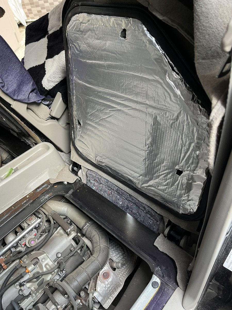 本日は愛車スクラム君に断熱材を貼りました🔧
スクラム(エブリイ)に乗ったことある人は分かると思うけど、エンジンが運転席・助手席の真下にあるので、少し長い時間乗るとお尻が暑くなってきます🔥
少し良くなるといいな〜🚙