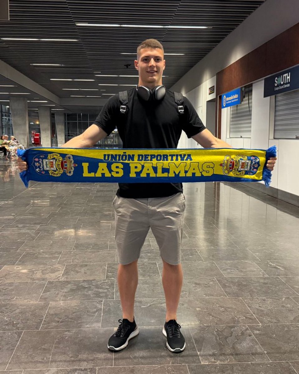 TodoGolesRadio's tweet photo. ¡Milos Lukovic, delantero de 19 años, llega cedido a UD Las Palmas desde Estrasburgo sin opción de compra hasta 2026! ⚽ Máximo goleador en Serbia 🇷🇸 Listo para brillar y darlo todo. “La pieza que faltaba” dice Helguera. 💛💙 #UDLasPalmas #Lukovic #LaLiga https://t.co/yqU87HEd80