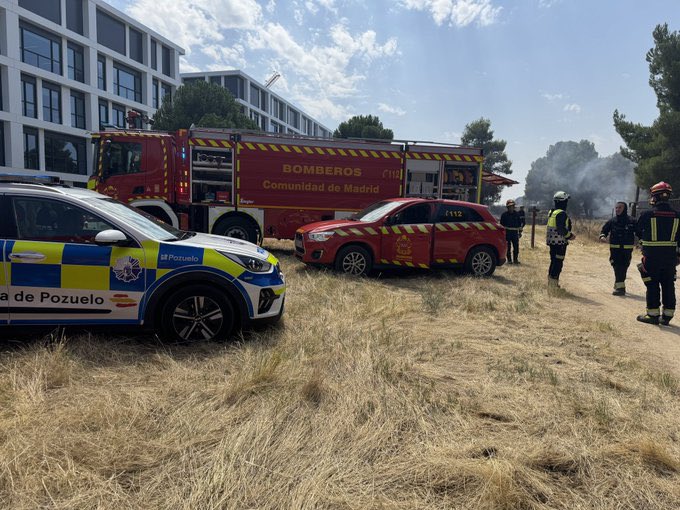 Vox_Pozuelo's tweet photo. 🆘 Hoy, incendio en las inmediaciones del Monte de Pozuelo (#PozueloDeAlarcón).
Llevamos meses advirtiendo de su abandono y la falta de mantenimiento. Las abundantes lluvias han aumentado el riesgo y la inacción del PP lo agrava.
Urge limpieza y más vigilancia. https://t.co/O2b5bbSZJ0