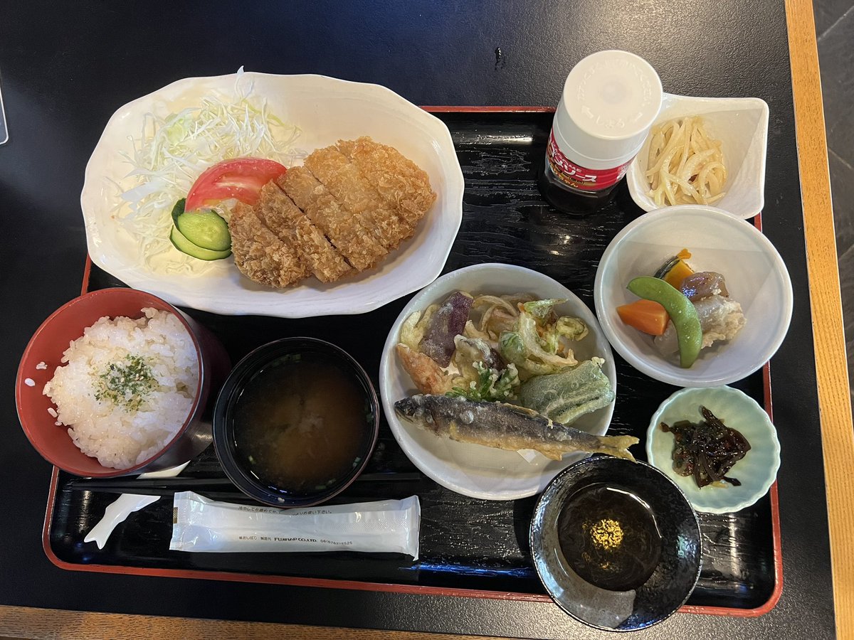 今日は少し時間があったので目的無しのドライブ。
気の向くままの気分転換❗️
ちょうど矢田川の近くに来てたので、お昼ご飯は矢田川で決めました。
メニューには無い豚カツ定食を頼みました。
またまた鮎の天ぷら付きです。
自分にとっては、かなりボリュームがあり、お腹いっぱいになりました。