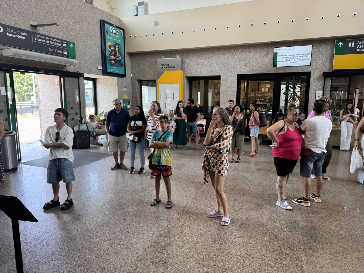 VeronicaTrapa's tweet photo. @Inforenfe Es una vergüenza el trato de Renfe a sus pasajeros. Podemos tener paciencia pero cuando 3 operarios de una estación de tren en Pontevedra tras 20 minutos de espera sin atender a nadie tienen la desfachatez de seguir sentados sin salir a informar tras echarte es penoso https://t.co/nbKdWL7C5g