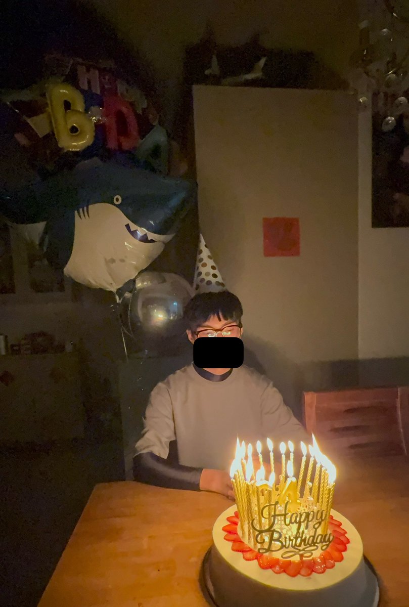 貓少爺今天24了 Lady M上面插滿24根蠟燭點火超久 最後整顆蛋糕發爐熱氣騰騰 自己還幫自己買氣球❤️ 中午還自己去吃海底撈慶祝 孤單等級點滿 嘿祝我生日快樂 今年想要買什麼禮物？