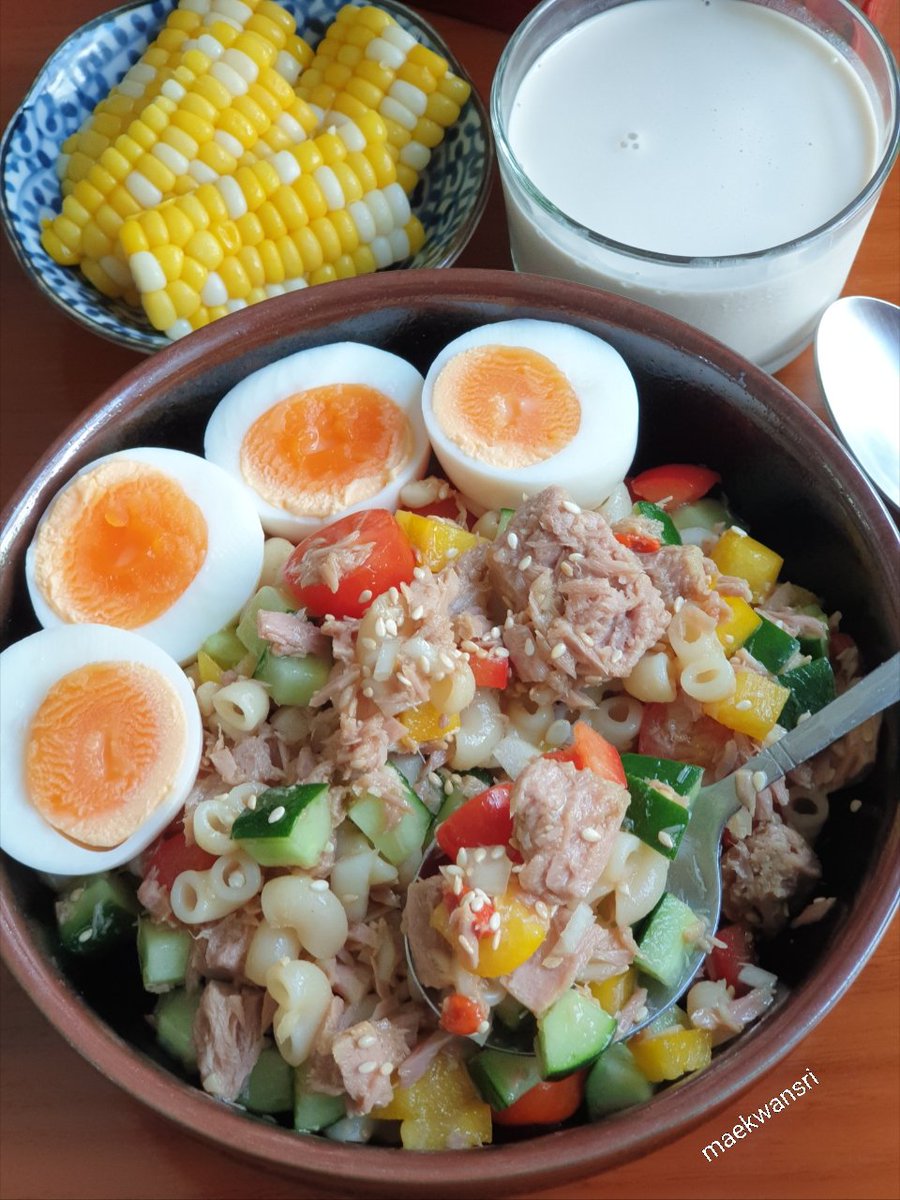 คิดเมนูในแต่ละวันที่จะกินสารอาหารให้ครบไม่ใช่เรื่องง่ายเลย..วันนี้ทำ"ยำสลัดมักกะโรนี" สไตล์ญี่ปุ่น ใส่ปลาทูน่ากระป๋อง พริกหวาน หอมใหญ่ กระเทียม มะเขือเทศ แตงกวาญี่ปุ่น ปรุงรสด้วย โชยุ น้ำมะนาว น้ำผึ้ง น้ำมันมะกอก งาขาวคั่ว ได้สารอาหารครบจบในชามเดียว