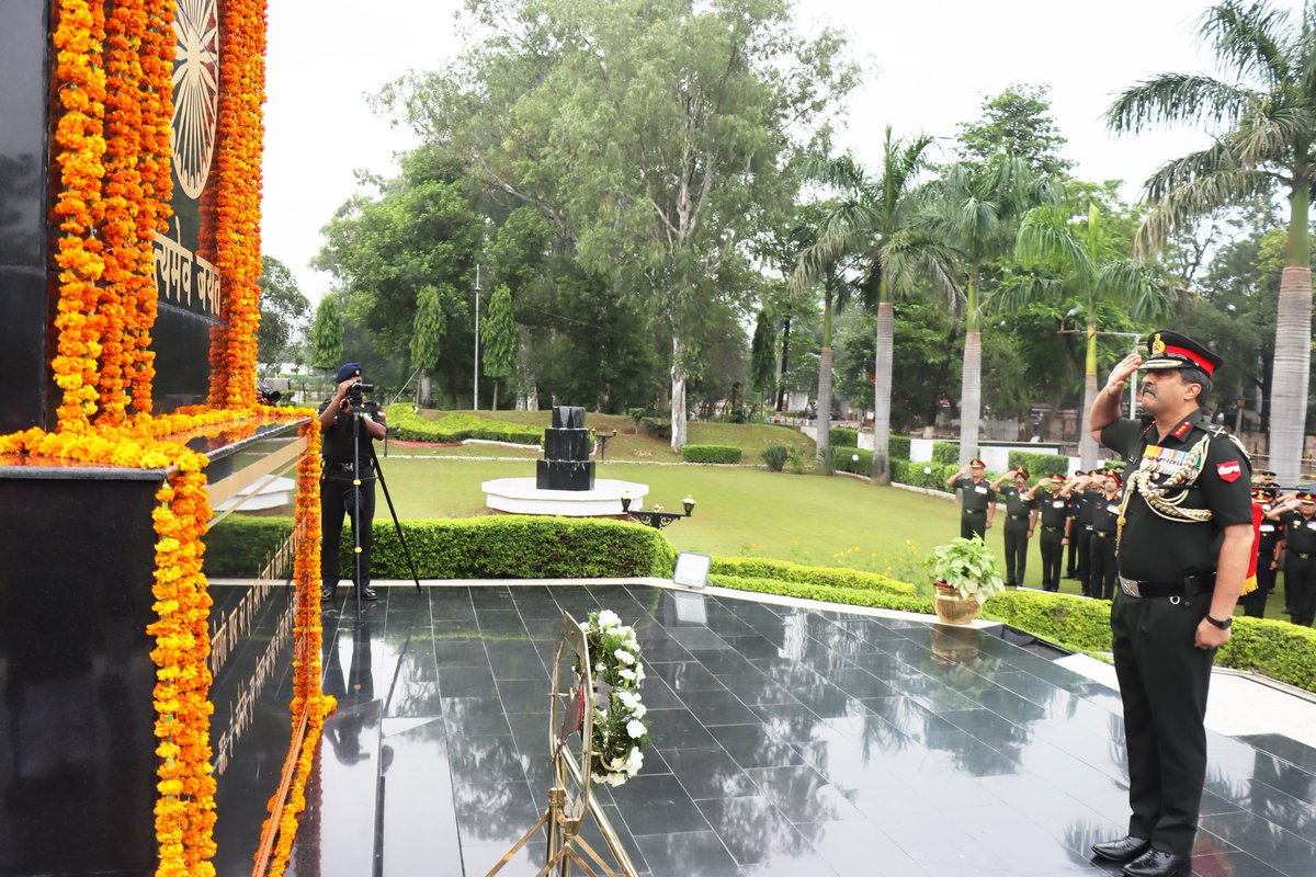 westerncomd_IA's tweet photo. #IndependenceDay2025
#PayingTributeToMartyrs

On the occassion of #IndependenceDay2025 GOC 2 Corps paid tributes to the #FreedomFighters and #Martyrs at Vijay Samarak, Ambala Cantt, for their supreme sacrifice. It strengthens resolve of #IndianArmy to remain steadfast in protecting the security & safety of every citizen.

#LestWeForget  

@adgpi
@prodefencechan1