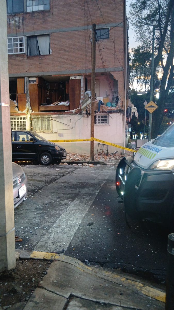 Explosión 💥 por acumulación de gas en un edificio de la  <a href="/ColNarvarte/">Todo en la Narvarte</a> destruye un departamento y tres personas resultan lesionadas, ya son atendidas por ERUM, CRUZ ROJA Y CRUM. Precaución <a href="/lopezdoriga/">Joaquín López-Dóriga</a>