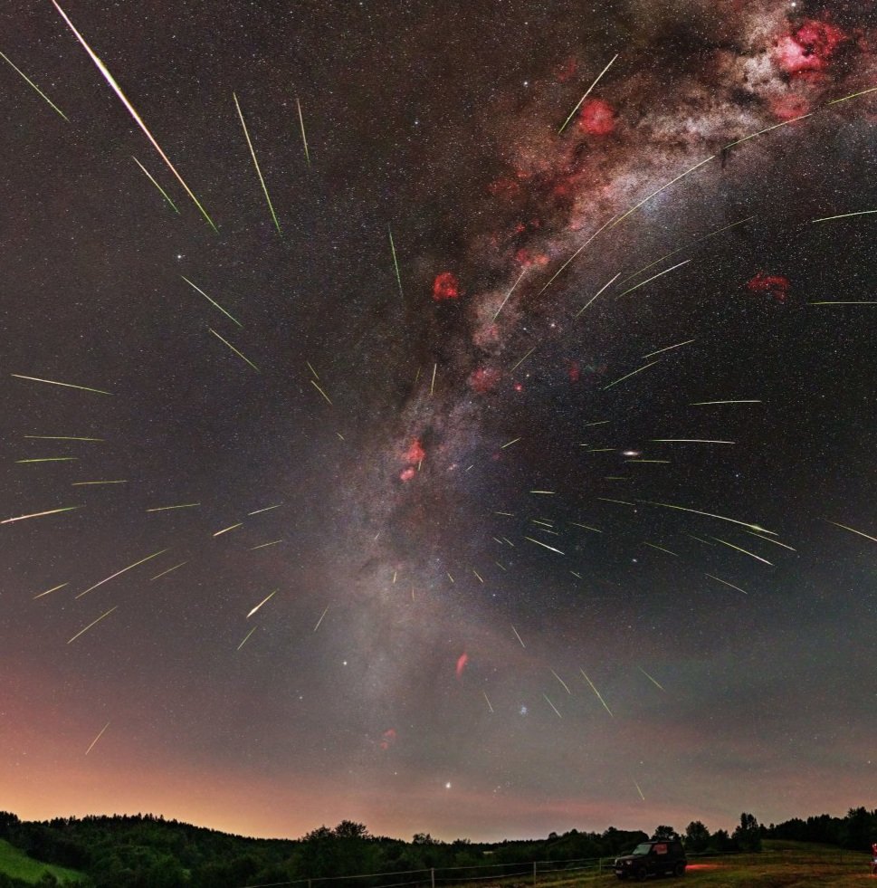 Por si la buscan, la constelación de Perseo anda por el medio de esta imagen.

Son las perseidas 💫

📸 M. Rosadziński