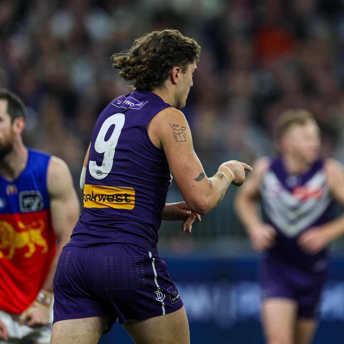 Luke Jackson takes a strong grab + converts.

margin sits at 30.

⚓️ 44 🦁 74

#foreverfreo #AFLFreoLions