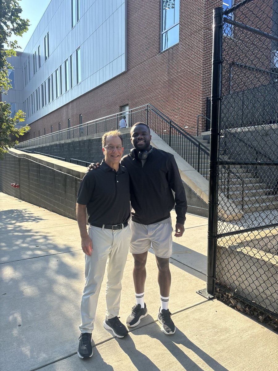 You never know who you will see outside Jones-Hill House! Good morning, <a href="/FTiafoe/">Frances Tiafoe</a>! #GoTerps 🐢🎾