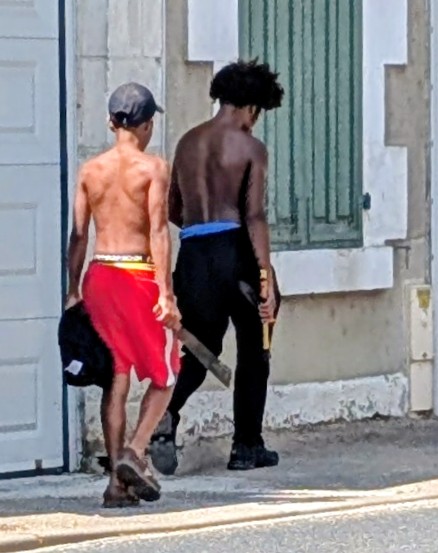 labelbb's tweet image. Argy, petit village de l'Indre, à l'instant. Des jardiniers traversent le village avec une machette et une hachette.