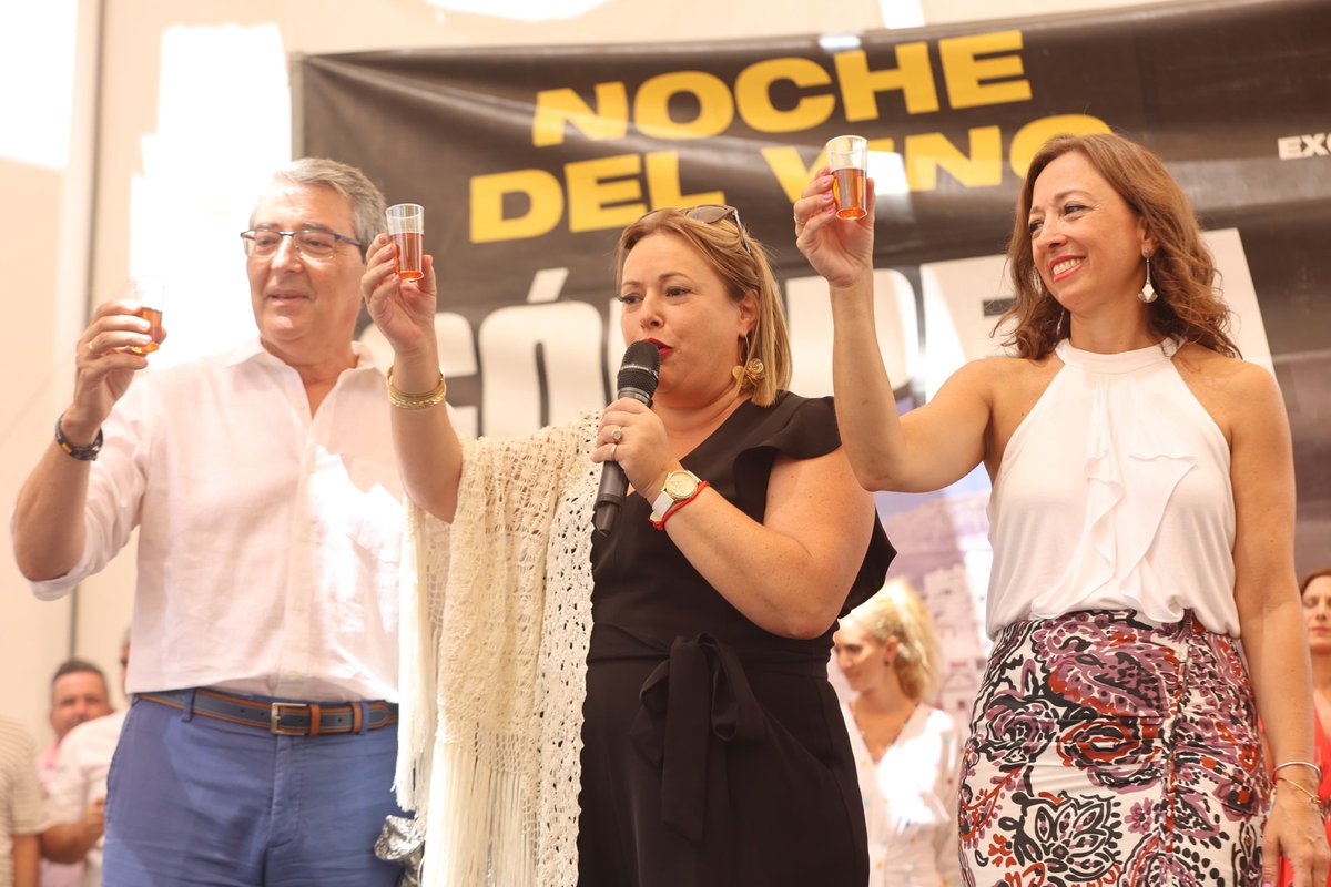 La Noche del Vino de #Cómpeta cumple 50 años y en su celebración ha sido nombrada Vendimiadora y Pisadora de Honor la delegada <a href="/Navarro_PP/">Patricia Navarro</a> junto al presidente de la <a href="/diputacionMLG/">Diputación de Málaga</a>.

Han acompañado a la alcaldesa <a href="/Ayto_Competa/">Ayuntamiento De Cómpeta</a> en este gran día, junto a otros alcaldes de #Axarquía