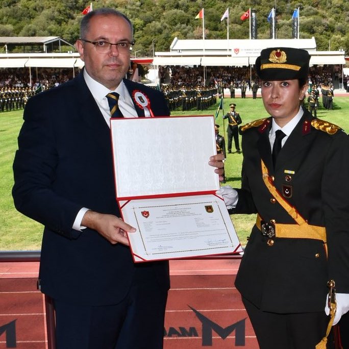 ⚪️ Ömer Halisdemir’in kızı Elif Nur Halisdemir, bugün Teğmen olarak Kara Harp Okulu'ndan mezun oldu.