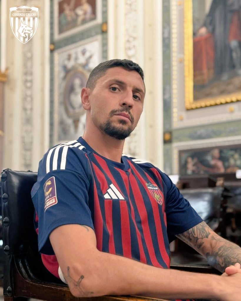 Picer82's tweet photo. Aspettando notizie dal calciomercato arriva la nuova maglia @CosenzaOfficial .
Modello capitan D'Orazio che... Non compare nella rosa di TransferMarkt. https://t.co/QPhoNBH0td