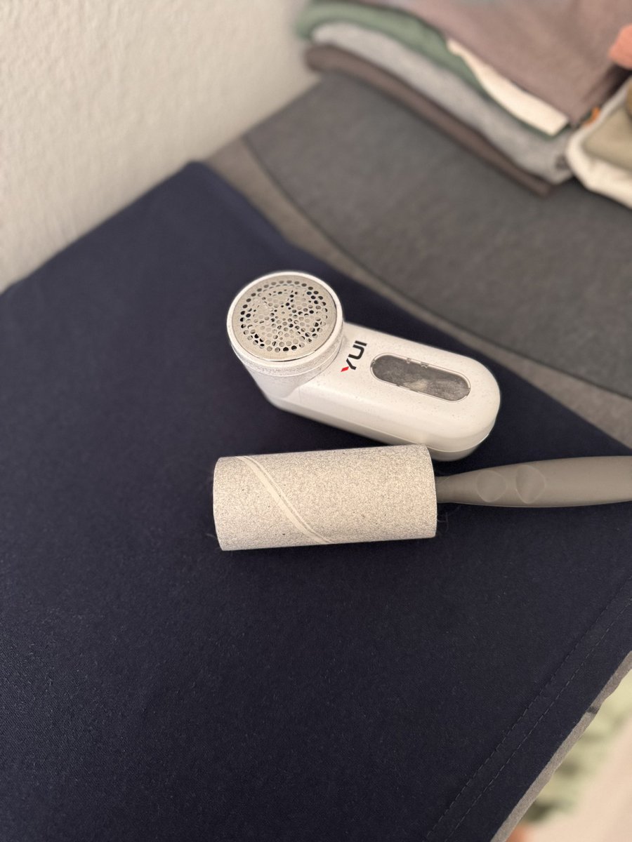 Ay bana 30 yaş güncellemesi geldi herhalde kocamın tişörtlerinin tüylerini alıp şu makineyle bızlatıp nizami bir şekilde katlıyorum fjdjdjdj