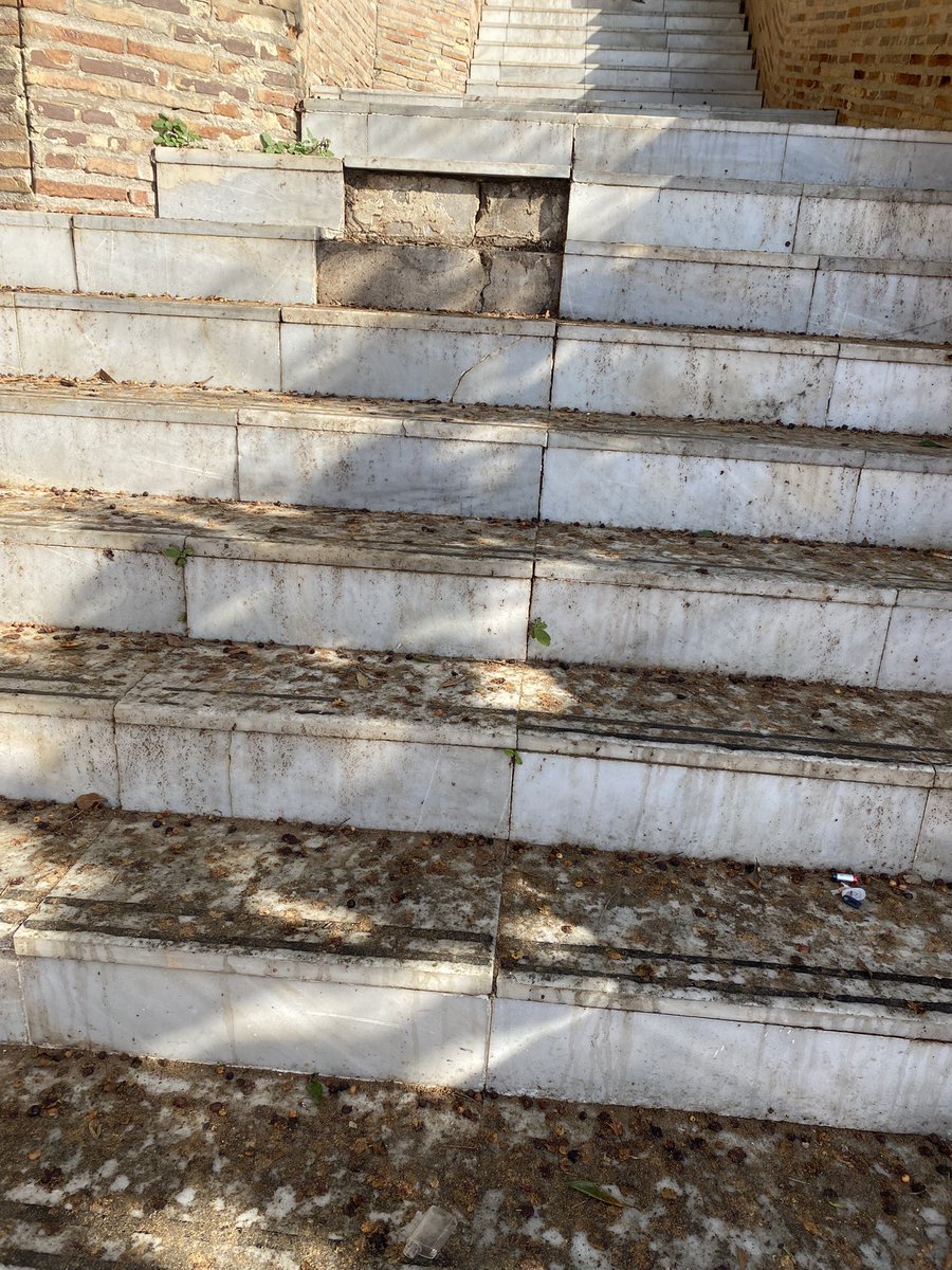 juanfe67_'s tweet photo. @Torremolinos_On  y a su alcaldesa @margadcm le ruego que arreglen ya las escaleras de bajada al Bajondillo. Llevan 2 meses los escalones rotos. Es muy peligroso. Aparte de la suciedad que se puede ver https://t.co/2VH3TOfDmZ
