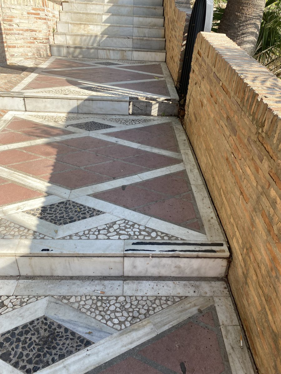 juanfe67_'s tweet photo. @Torremolinos_On  y a su alcaldesa @margadcm le ruego que arreglen ya las escaleras de bajada al Bajondillo. Llevan 2 meses los escalones rotos. Es muy peligroso. Aparte de la suciedad que se puede ver https://t.co/2VH3TOfDmZ