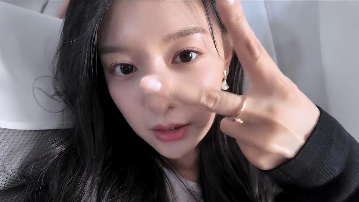 j0908w's tweet photo. 미녀는 얼빡이지.. 김지원제발료ㅜ https://t.co/ylm4LT3Bqy