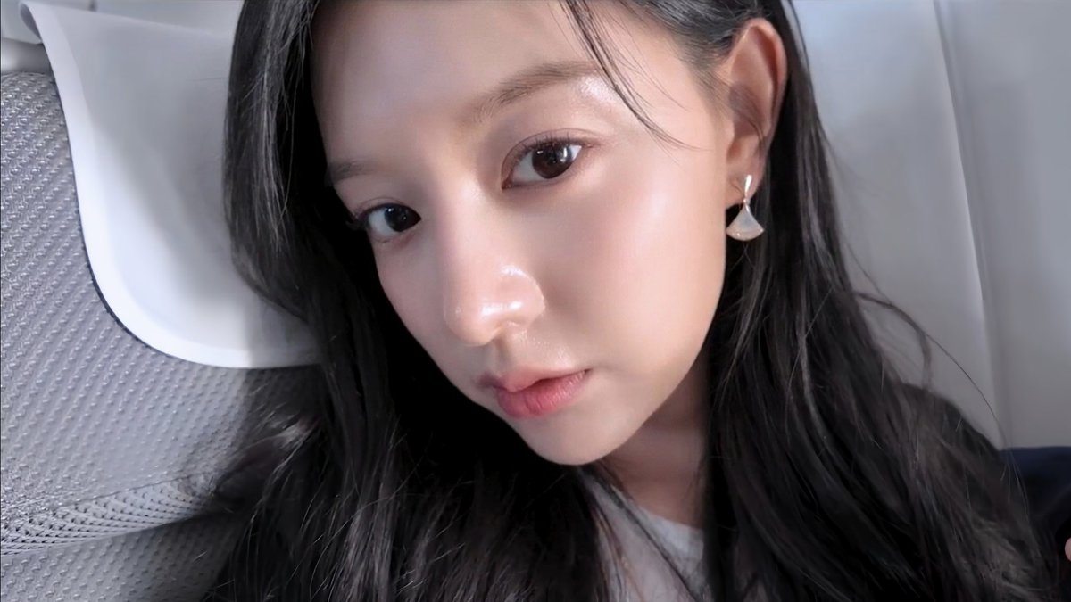 j0908w's tweet photo. 미녀는 얼빡이지.. 김지원제발료ㅜ https://t.co/ylm4LT3Bqy