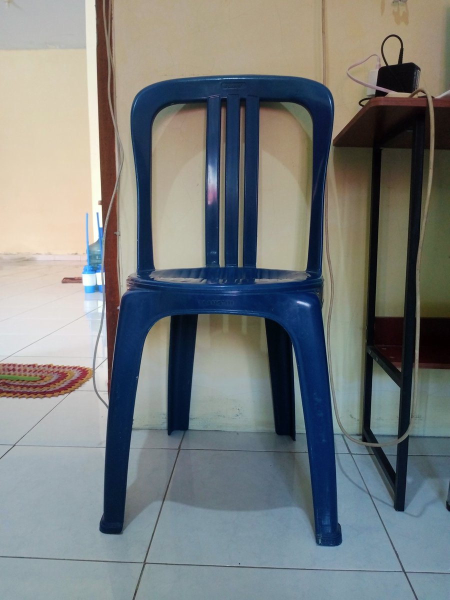 ashandvoidd's tweet photo. @undipmfs2 halo kak, aku ada kursi ini, dijual murah aja 15k kak, ambil di kosku yaa kak kalo mau https://t.co/4YHuXcBChZ