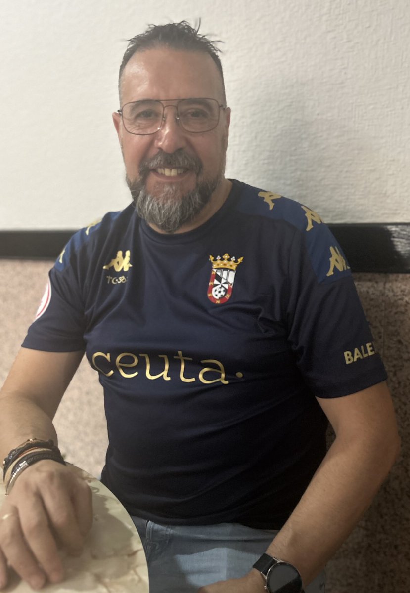 Hoy pequeño homenaje a mi Padre animando al equipo de su querida ⁦<a href="/ADCeuta_FC/">AD CEUTA FC</a>⁩, emociona recordar sus lagrimas cuando veia a su “Mujer Muerta” era consciente que su Jadu natal ya estaba cerca. Te quiero Papa y te echo mucho de menos ❤️❤️❤️ أحبك يا أبي