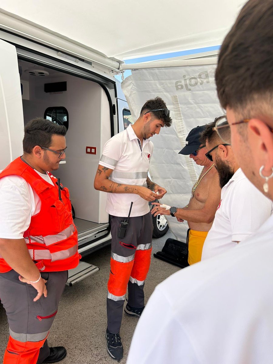 No podíamos faltar a la Romería de la Virgen de la Palma de El Rinconcillo en Algeciras. Hemos desplegado un equipo para atender incidencias sanitarias.
Recordar que estamos en plena ola de calor y es importante mantenerse hidratado
En colaboración con <a href="/aytoalgeciras/">Ayto. de Algeciras</a>