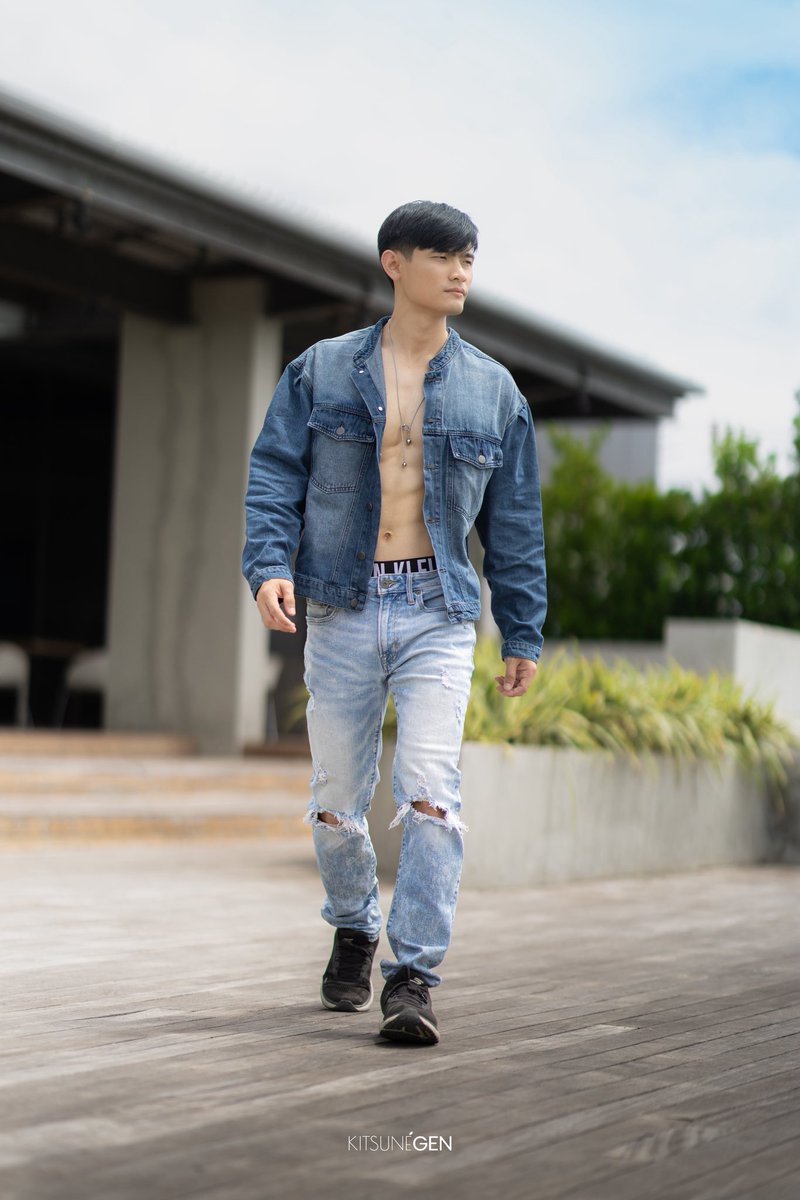 Kitsune_Gen's tweet photo. Denim Styles

#KitsuneGen #DenimVibes #StreetStyle #UrbanLook #DenimOnDenim #MensStyle #ModelVibes #CasualCool #RippedJeans #ConfidenceIsKey https://t.co/tfrgXIOiHy