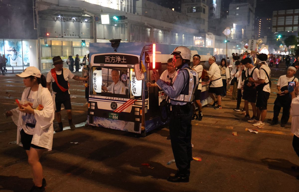 この1年間で亡くなった方を乗せ、たくさんの船が通り過ぎていきます

個人、企業や大学病院など医療関係、ペットを送る船も

#長崎バス の運転手さんだった方の船はバスの形。30年間責任事故皆無を讃える表彰状も添えられていました。長いことお疲れ様でした。ありがとうございました

#長崎 #精霊流し