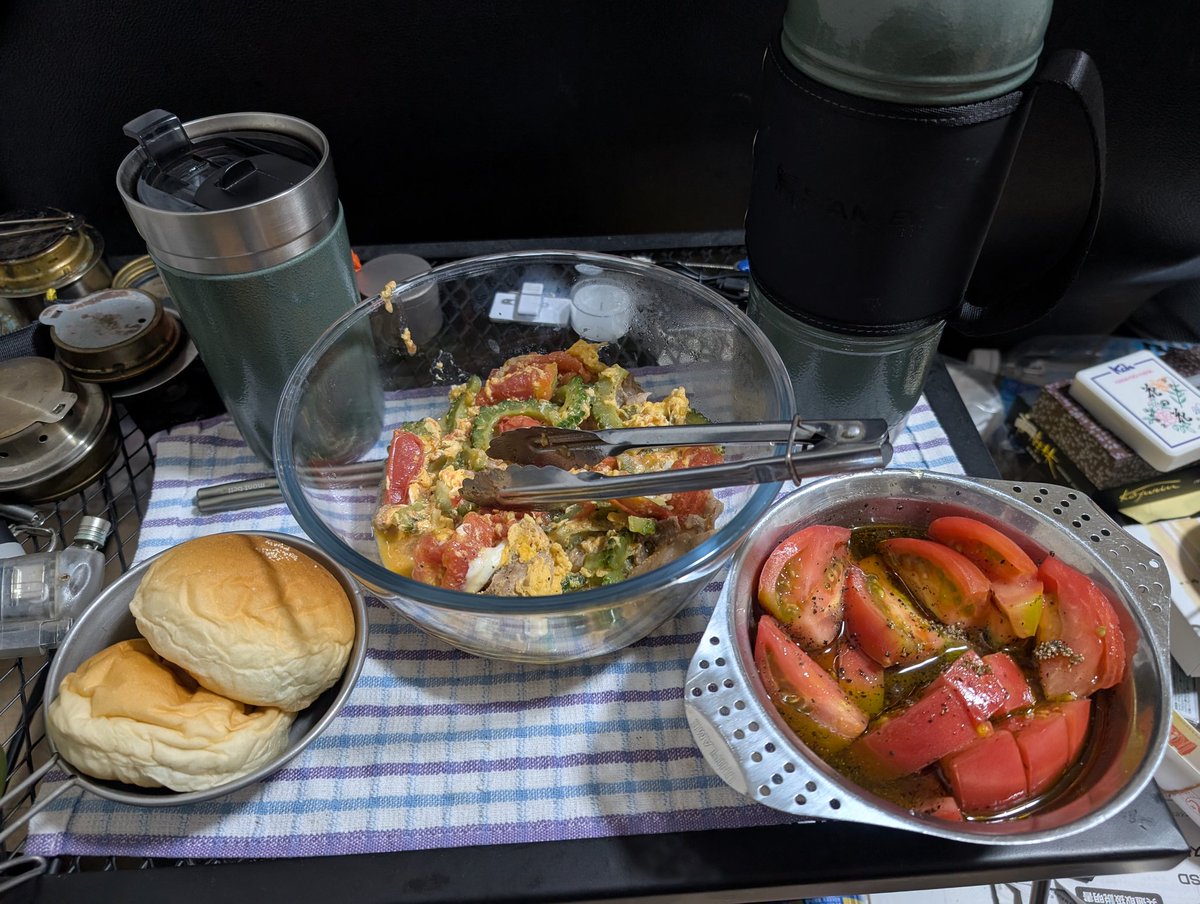 ゴーヤとトマトをいただいたので
トマト入りゴーヤチャンプルーと
トマトマリネサラダを作ってみた！
「みなとパン店」のあんぱんもデザートにしてみました！
あ！勿論、ご先祖と家族にもお供えしましたよ〜🤭🤭🤭