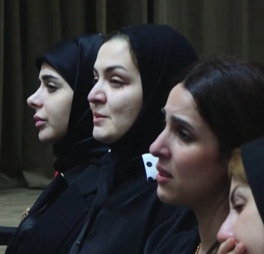 🔻 هذه صورة ام بان… ابنتها رحلت بلا عودة لكن الملامح جامدة، لا دمعة، لا ثر للانكسار، لا حزن يكسو الوجه
بجانبها صور صديقات بان تحمل حزناً صادقاً ، عيون حمراء و وجوه منهكة من البكاء.
المفارقة قاسية…صديقات اظهرن لوعة الفقد وام لم يفضح وجهها اي وجع او حزن! .
و كأن ملامحها تقول من