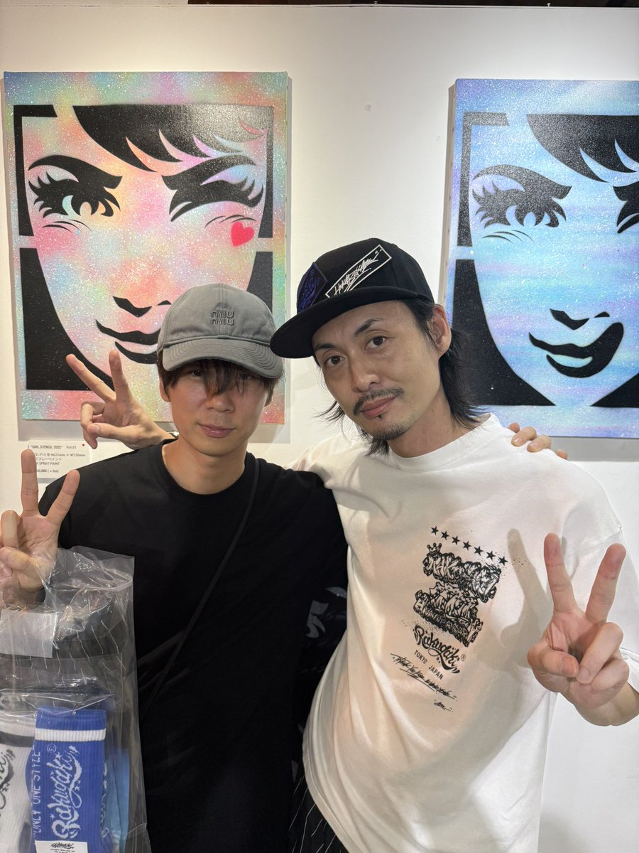 只今、絶賛 Rakugaki POP UP SHOP TOUR中。
明日は、15時からutilityにいます。
お話しましょう。
utility
渋谷区神宮前3-24-1 鈴木ビル-2F
2025.08.14（THU）-27（WED） 12:00-20:00

写真は、展示会に来てくれた、同い年の、BUMP OF CHICKEN ひろ。ありがとう！
近々、ゆっくり飲みましょう。