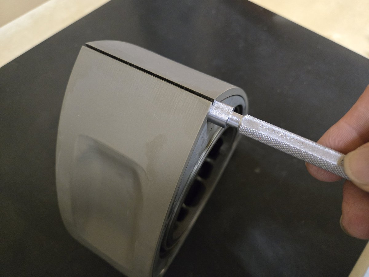 ずっと、どこにやったかわからなくて、もしかしたら持っていないかもという錯覚に陥っていた、コーナーシールゲージを測定器の棚の奥から見つけた！

人生で一回もこれで測定したことないから、試しに展示ローターに射し込んでみた。
#ロータリーエンジン専用工具