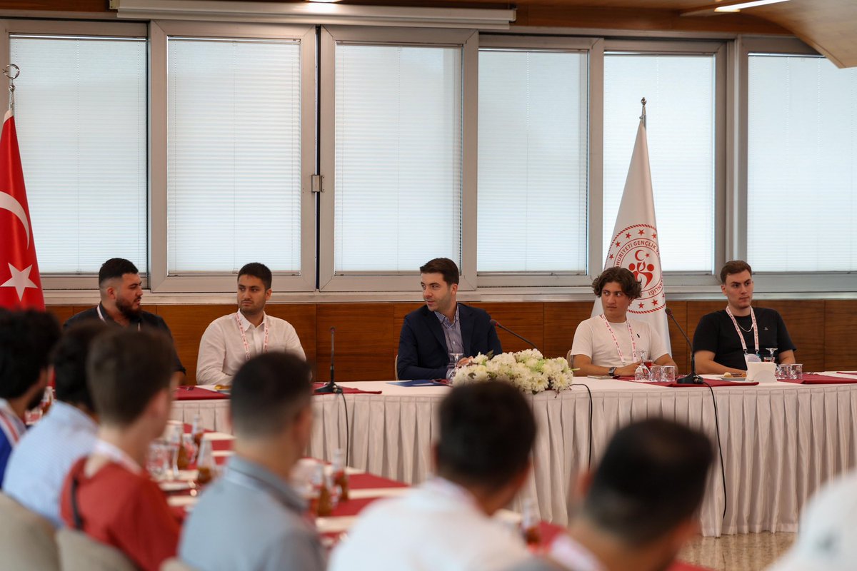 Bugün bakanlıkta misafirlerimiz dünyanın farklı ülkelerinden gelen Türk gençleriydi. Hepiniz iyi ki varsınız; ülkeniz, anavatanınız sizinle gurur duyuyor gençler💪🏻

<a href="/GSBgenclik/">Gençlik Hizmetleri</a> <a href="/yurtdisiturkler/">YTB</a> <a href="/haditurus/">A. Hadi Turus</a>