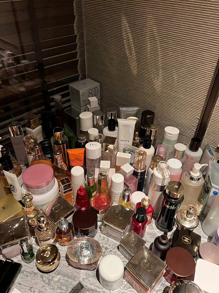 QueenMajsng's tweet image. 💄✨ Makeup is more than just a splash of color on your face, it's a form of self-expression! #MakeupMagic #BeautyCommunity #SelfExpression