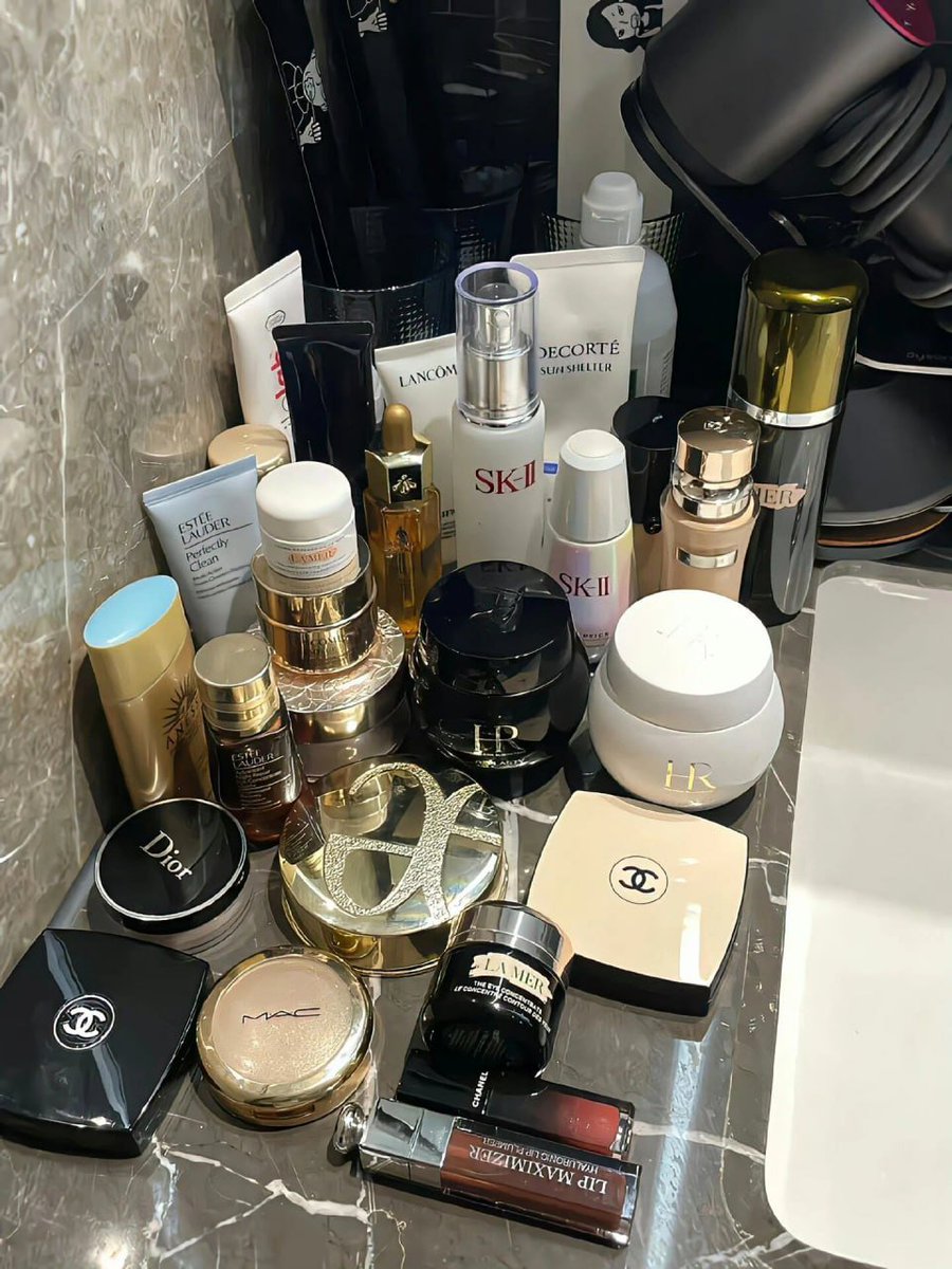 QueenMajsng's tweet image. 💄✨ Makeup is more than just a splash of color on your face, it's a form of self-expression! #MakeupMagic #BeautyCommunity #SelfExpression