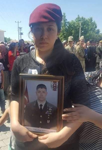🔴15 Temmuz kahramanı Şehit Ömer Halisdemir’in kızı Elif Nur Halisdemir Teğmen olarak Kara Harp Okulu'ndan mezun oldu.