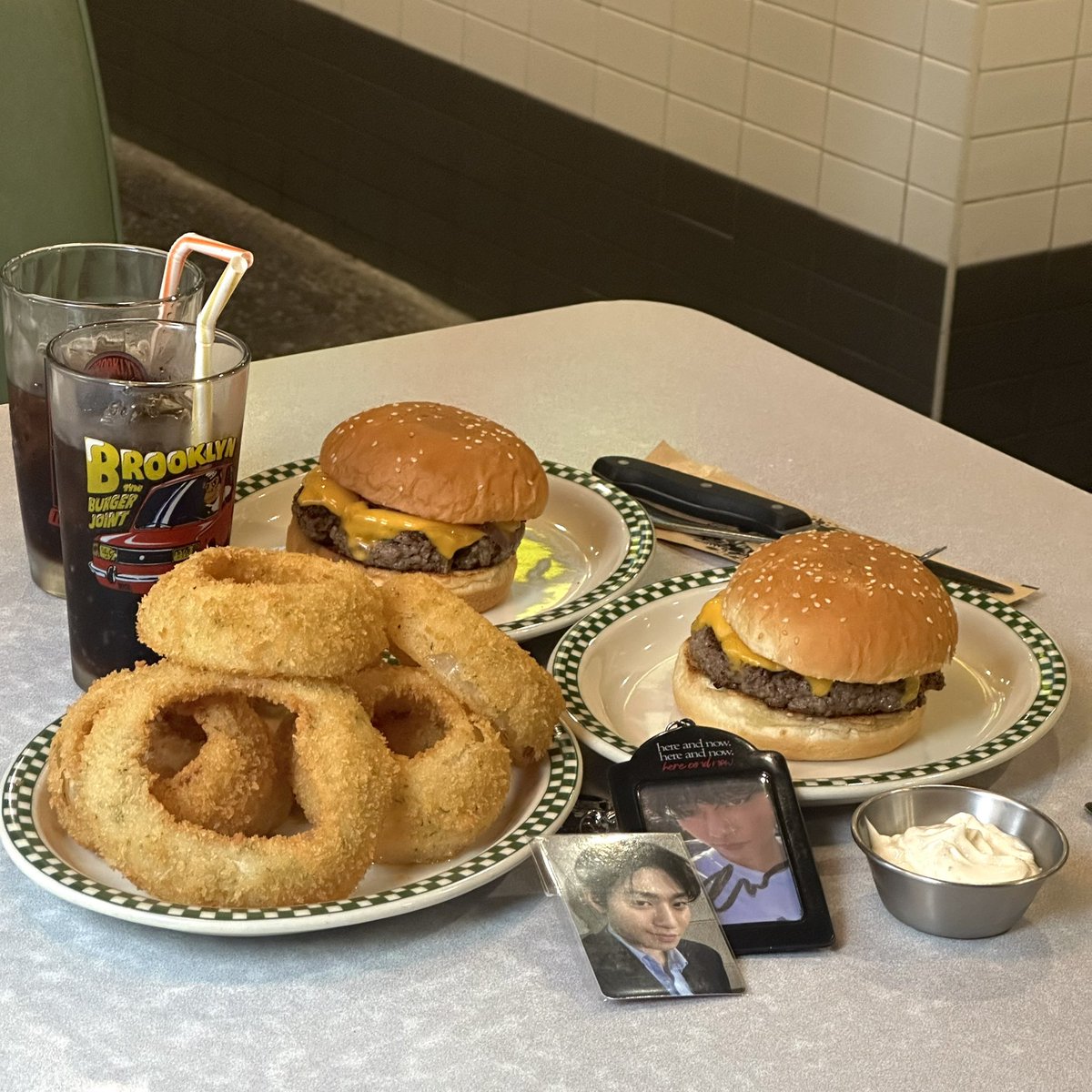 ⏰ 잎새의 하루

11:30 
안효섭이 먹은 햄버거+어니언링 조지기🍔

With <a href="/W__O___/">다시</a>