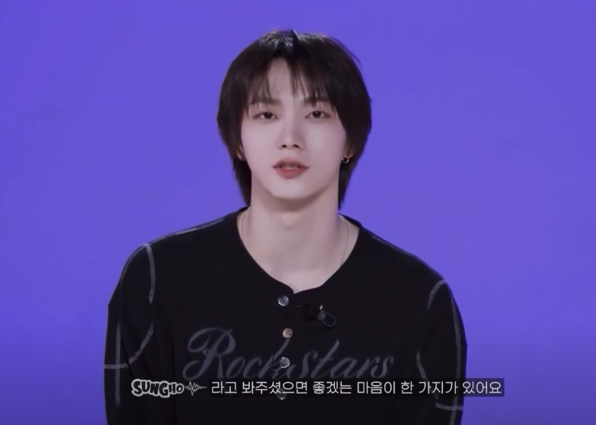 성호도 의견을 마니 내는 쪽이니까 그런 과정에 대해 당연하다고 생각할 줄 알앗는데 그게 요즘은 자랑스럽진 않다고 말하는게 진짜 박성호답다고 느낌
그렇기 때문에 무대를 더 잘할 수 있다기보다는 그냥 우리는 무대를 이렇게 준비한다 
이 말이 참 똑똑하게 느껴지네