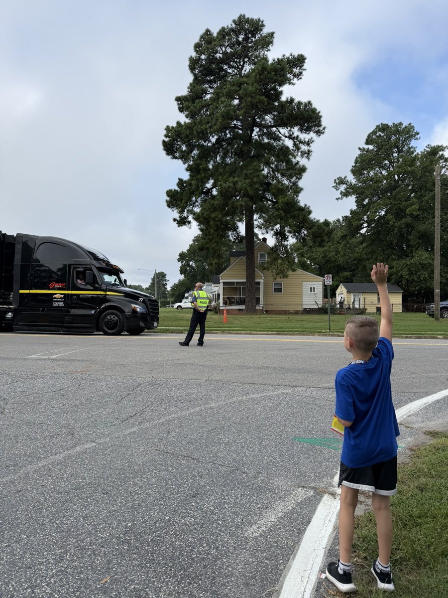 Sarah Weeks tweet media