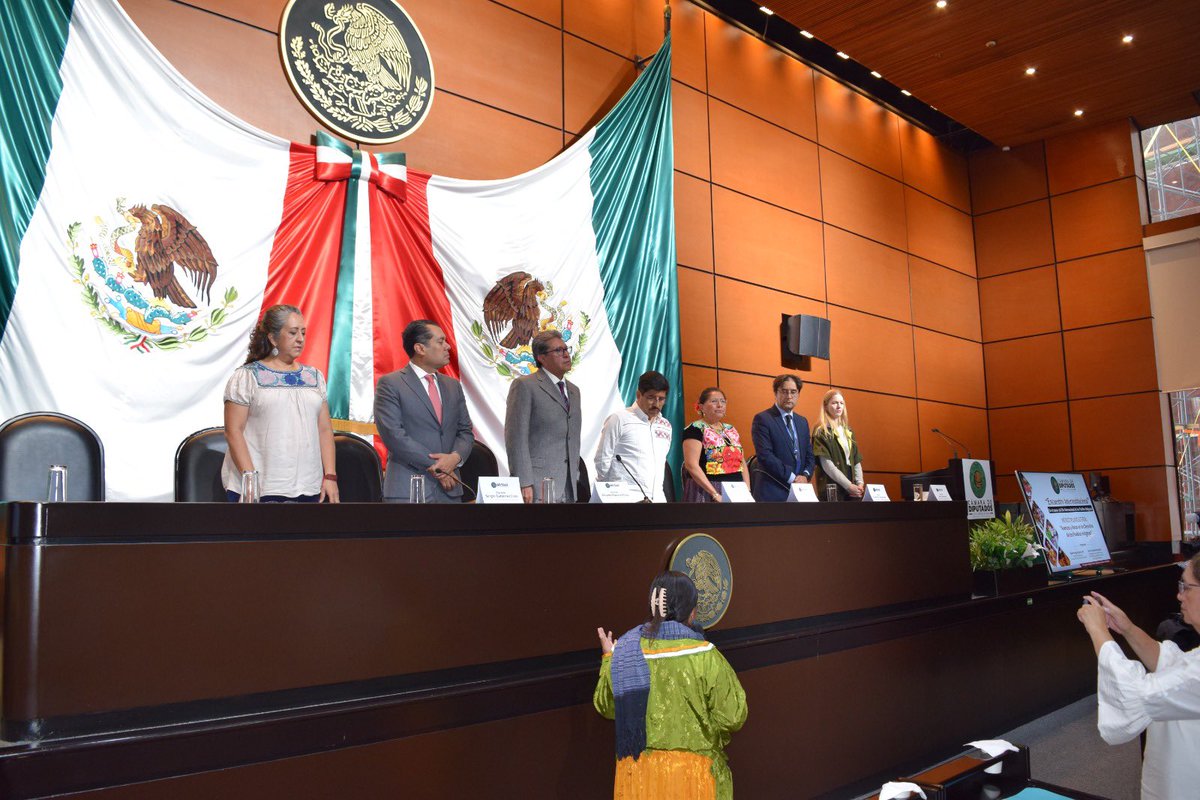 La espiritualidad de los Pueblos Indígenas cada vez se expresa en mayor medida. Agradezco a la médica y sabia tradicional,  Francisca Sámano González, por la ceremonia realizada en la Cámara de Diputados (@mx_diputados), a quien escuché con atención y respeto.