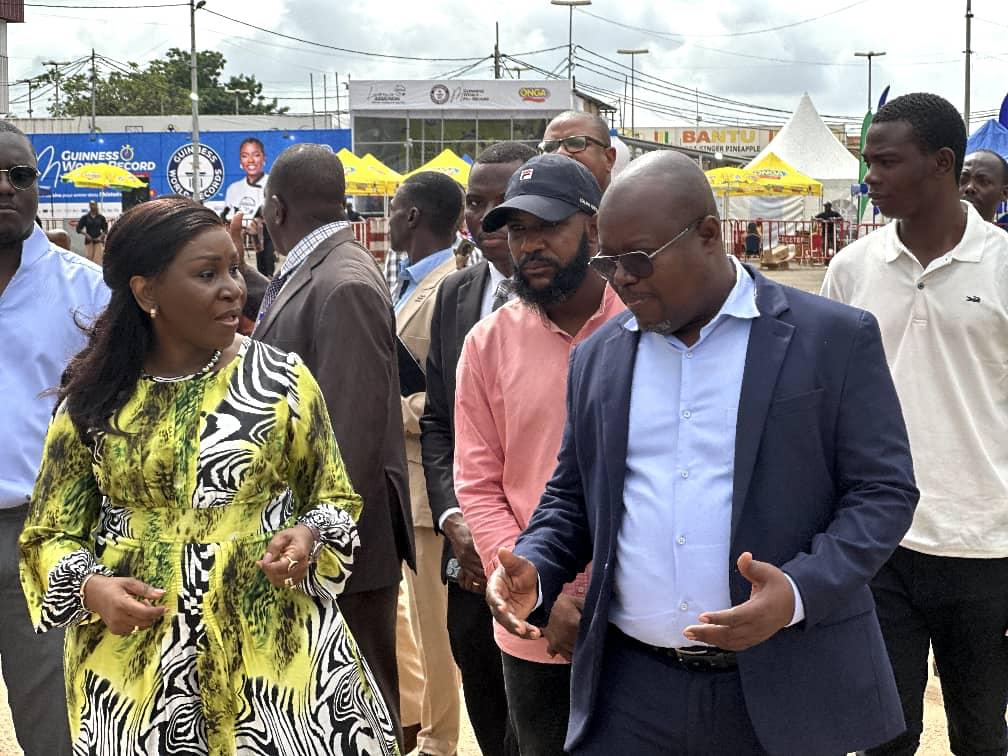 CommercegouvTg's tweet image. La Ministre du @CommercegouvTg @RMivedor est allée exprimer son soutien à la Cheffe Laurence ASSIGNON en compétition au Marathon culinaire du @GWR, ce jeudi 14 août 2025. 

👉🏽commerce.gouv.tg/marathon-culin…

#MarathonCulinaire
#GuinessWorldRecord
#ConsommationLocale
#Togo🇹🇬