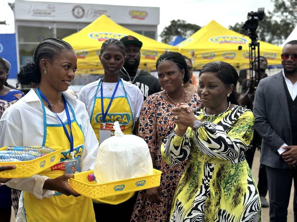 CommercegouvTg's tweet image. La Ministre du @CommercegouvTg @RMivedor est allée exprimer son soutien à la Cheffe Laurence ASSIGNON en compétition au Marathon culinaire du @GWR, ce jeudi 14 août 2025. 

👉🏽commerce.gouv.tg/marathon-culin…

#MarathonCulinaire
#GuinessWorldRecord
#ConsommationLocale
#Togo🇹🇬