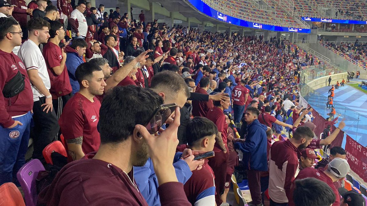 Cuando digo que soy de Lanús me refiero a esto, un sentimiento inexplicable, inentendible para el que no lo siente. Gente que se banca 1200 Km y está casi dos dias arriba de un micro entre ida y vuelta para ver estos colores. Nos vemos en la vuelta.

Lanús barrio y carnaval❤️🇱🇻