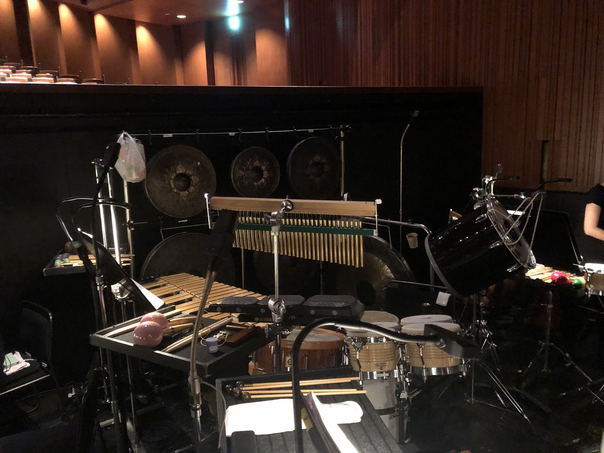 新国「ナターシャ」3公演目終わりました。
素晴らしい作品の初演に携われて嬉しいです！
ゴングスタンドにぶら下がっているゴミ袋も楽器のひとつです😂
いよいよ17日が千穐楽！ぜひ！