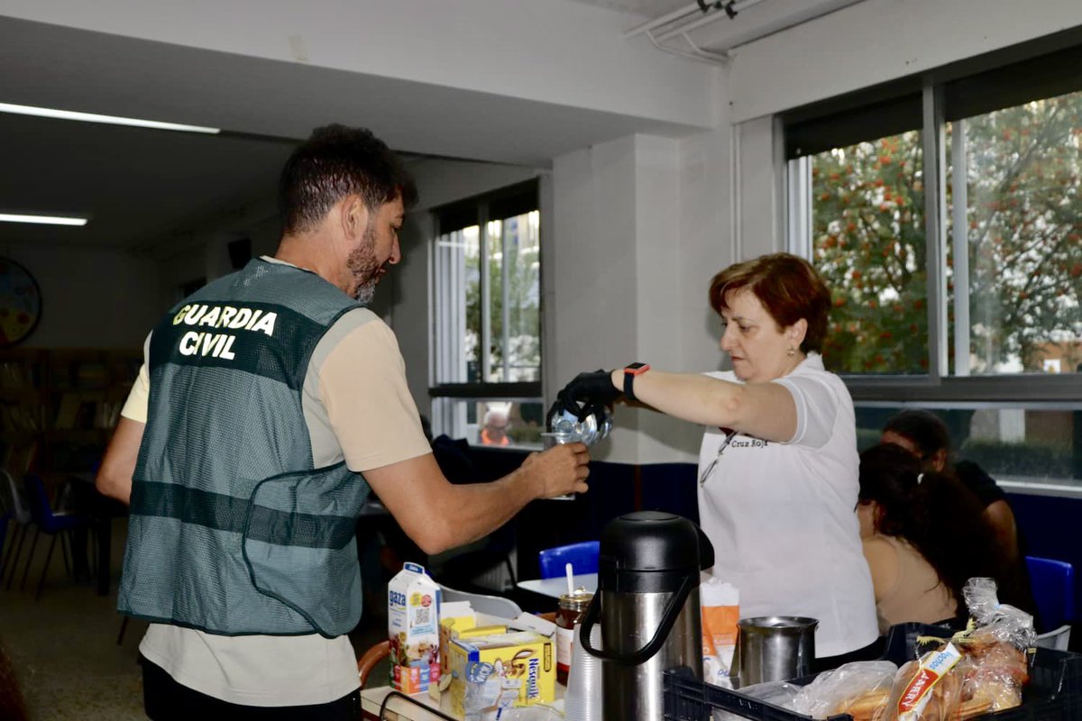 Seguimos dando apoyo en la zona de Sanabria, Zamora, donde todavía continúa activo nuestro albergue, con capacidad para 300 personas. Nuestro voluntariado se dispone, además, a montar otro albergue en Palacios del Sil, León, para 100 personas, por 3 incendios activos en nivel 2
