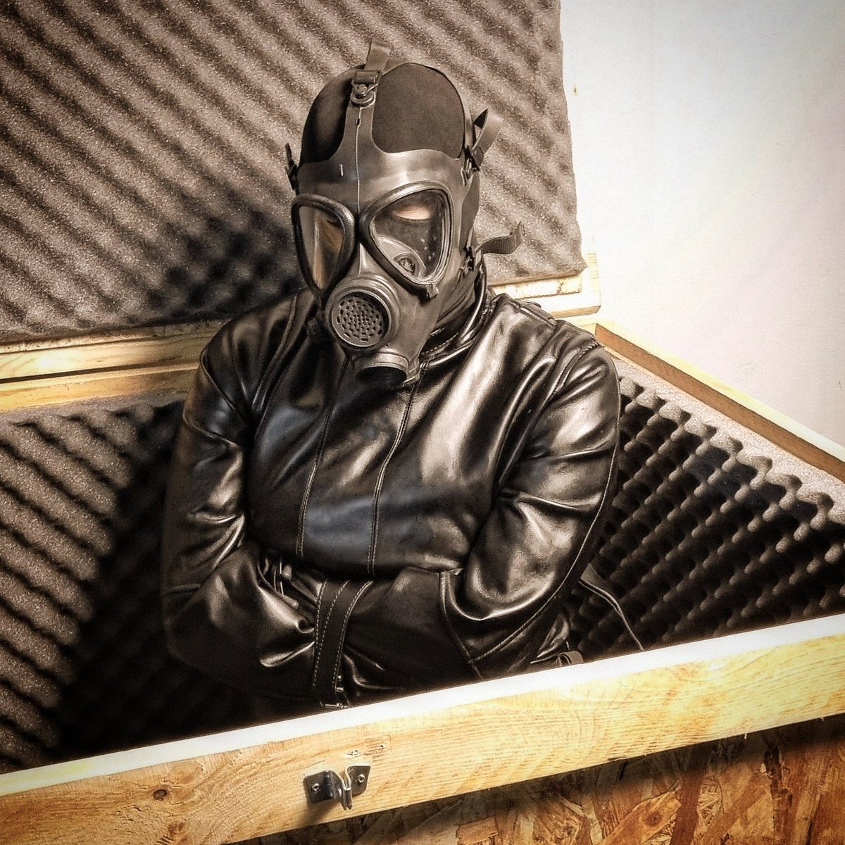 fzenstudio's tweet image. Uma grande caixa de madeira, forrada de espuma, com um furo para a passagem de uma mangueira conectada a uma máscara de gás, o que permite longos períodos de privação de sentidos, da forma mais radical e confortável possível. (Na foto, @ariskabrat_ , pronta para embarcar)
Encara?