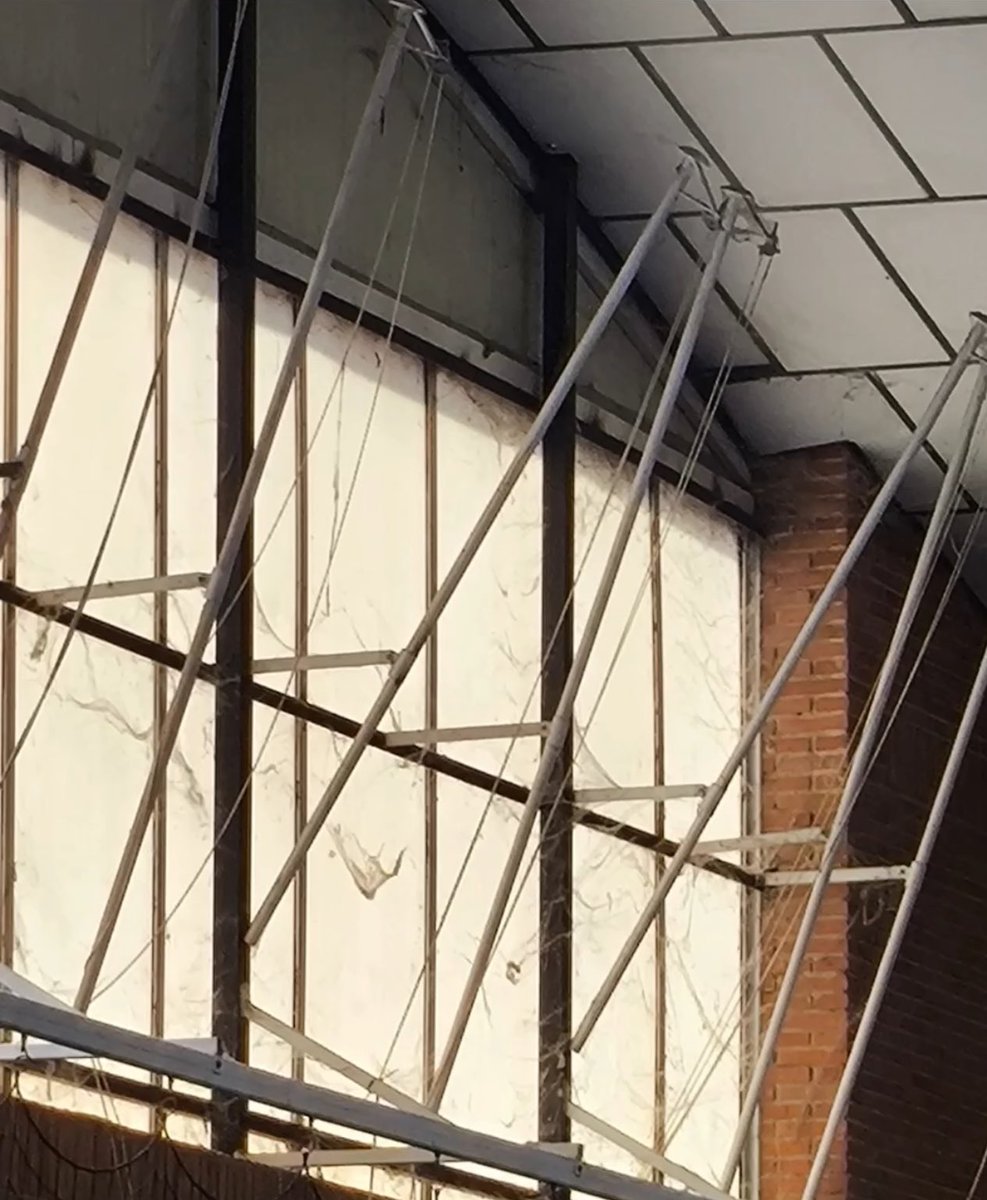 Un aficionado deja esta evidencia de lo que el Ayuntamiento de Cuenca está haciendo con el Sargal. 

Lo tienen abandonado, y diréis “solo son telarañas”,NO , el pabellón se inunda constantemente, está en mal estado y no hacen nada.

Cuando pase algo grave se darán cuenta.